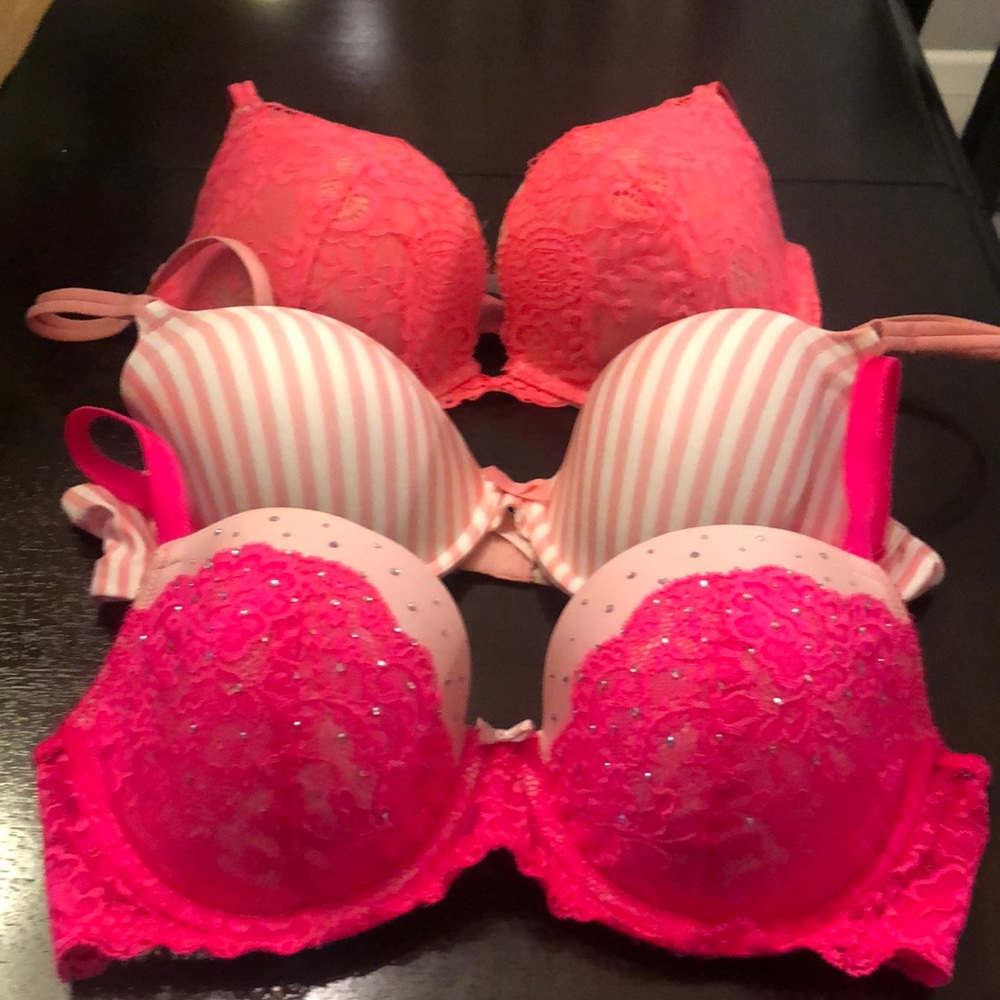 3 Victoria’s Secret bras